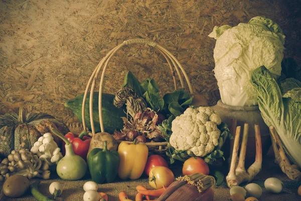 Stilleben grönsaker, örter och frukter — Stockfoto