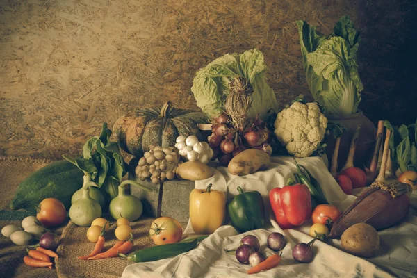 Натюрморт Овочі, трави та фрукти — стокове фото