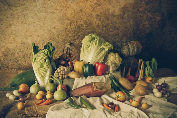 Stillleben Gemüse, Kräuter und Früchte — Stockfoto
