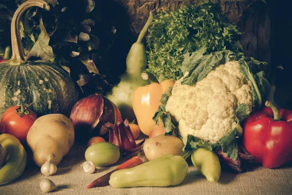 Stilleven groenten, kruiden en fruit. — Zdjęcie stockowe