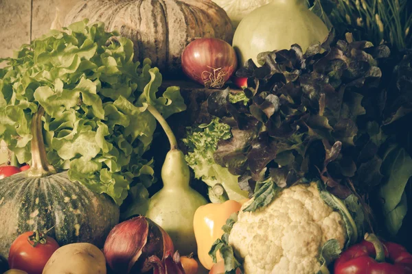 Nature morte Légumes, herbes et fruits . — Photo