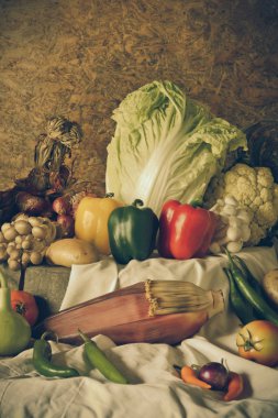 Natürmort sebzeler, otlar ve meyveler 