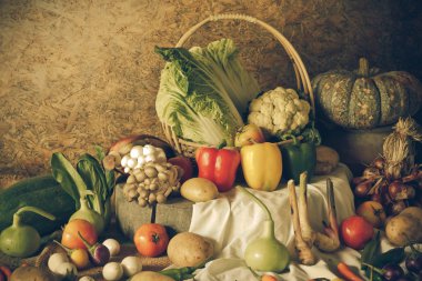 Natürmort sebzeler, otlar ve meyveler 