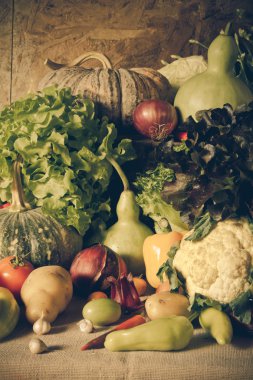 Natürmort sebzeler, otlar ve meyveler.