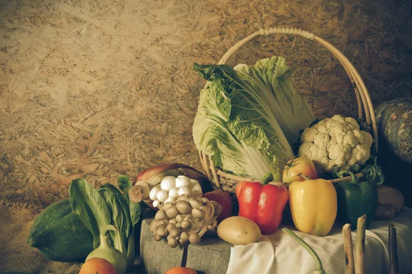 Stilleben grönsaker, örter och frukter — Stockfoto