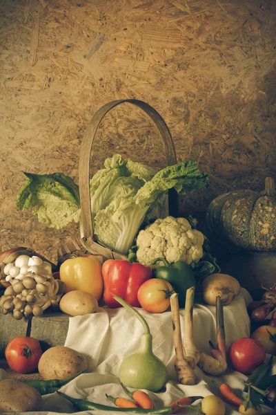 Νεκρή φύση λαχανικά, βότανα και φρούτα — Φωτογραφία Αρχείου