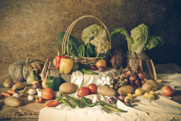 Nature morte Légumes, herbes et fruits — Photo