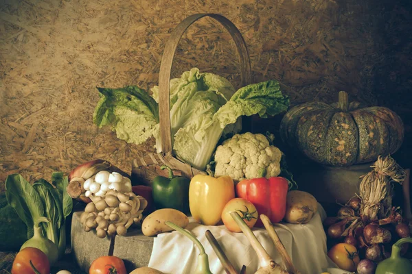 Stilleben grönsaker, örter och frukter — Stockfoto