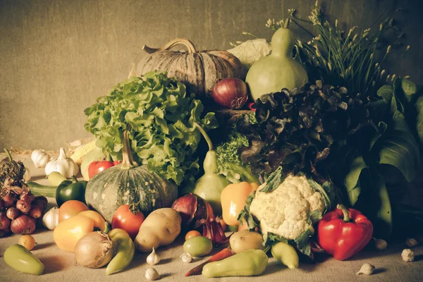 Stilleben grönsaker, örter och frukter. — Stockfoto