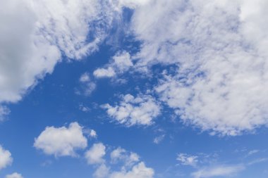 Mavi gökyüzünde beyaz bulutlar