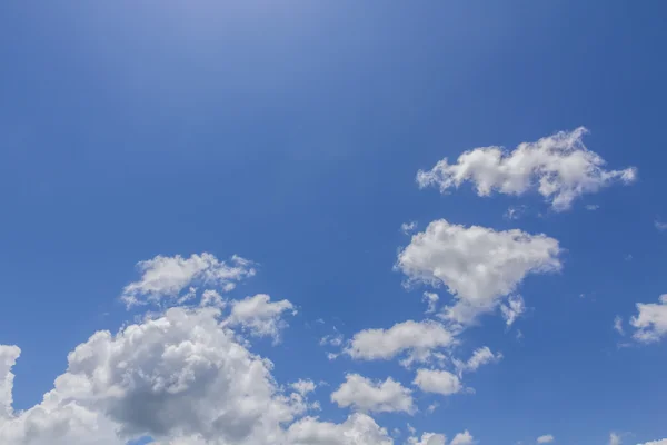 Vita moln i blå himmel — Stockfoto