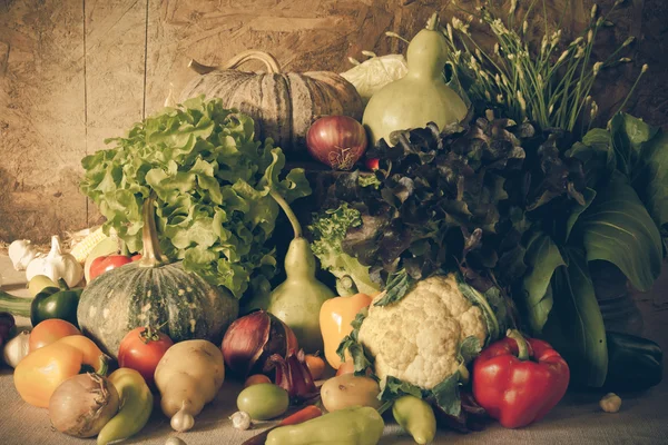 Nature morte Légumes, herbes et fruits . — Photo