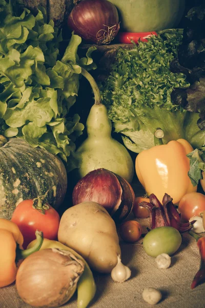 Stilleben grönsaker, örter och frukter. — Stockfoto