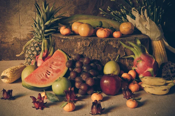 Bodegón en la madera llena de fruta . —  Fotos de Stock