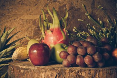 ağaç meyvesi tam tarih ile natürmort.