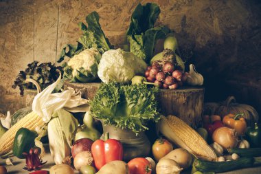 Natürmort sebzeler, otlar ve meyveler.