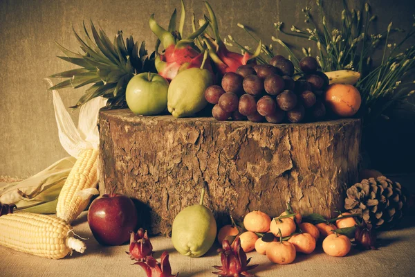 Stilleven met op het hout vol met fruit. — Stockfoto