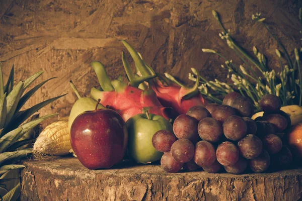 Bodegón en la madera llena de fruta . — Foto de Stock