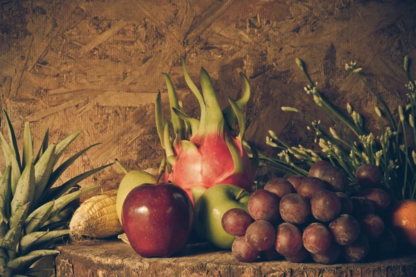 Stillleben mit auf dem Holz voller Früchte. — Stockfoto