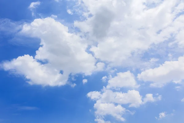 Nuvole bianche nel cielo blu — Foto Stock