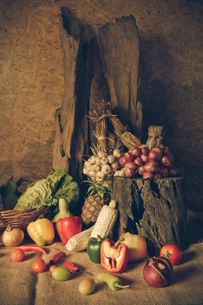 Νεκρή φύση λαχανικά, βότανα και φρούτα. — Φωτογραφία Αρχείου
