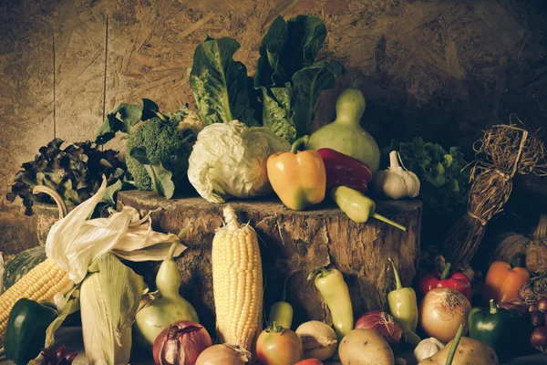 Bodegón Verduras, hierbas y frutas . — Foto de Stock