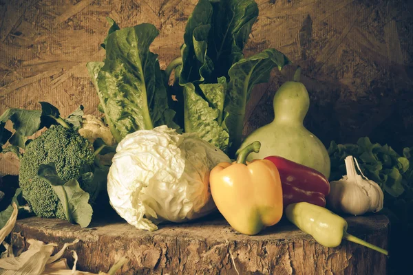 Nature morte Légumes, herbes et fruits . — Photo