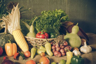 Natürmort sebzeler, otlar ve meyveler.