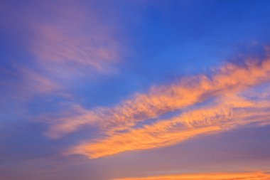 bulutlu gün batımı  