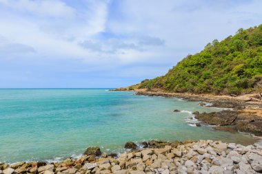 Gökyüzü güzel plaj kayalar ve tropikal deniz ile