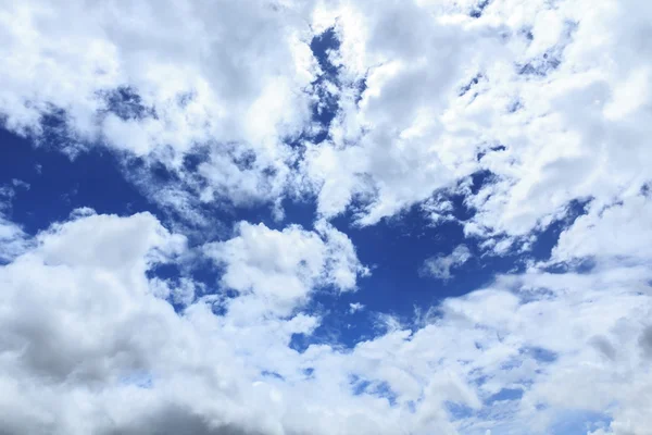 Hvite skyer på blå himmel – stockfoto