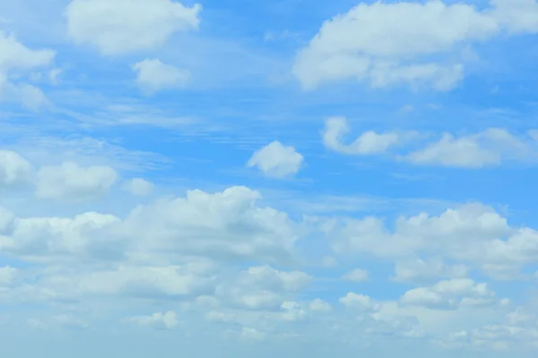 Vita moln i blå himmel — Stockfoto