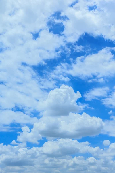 Nuvole bianche nel cielo blu — Foto Stock