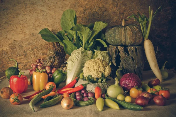 Bodegón Verduras, hierbas y frutas . — Foto de Stock