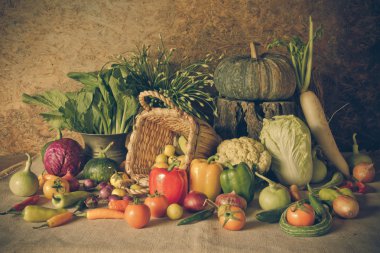 Natürmort sebzeler, otlar ve meyveler.