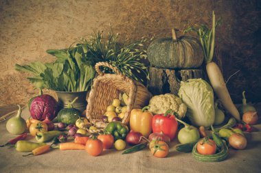 Natürmort sebzeler, otlar ve meyveler.