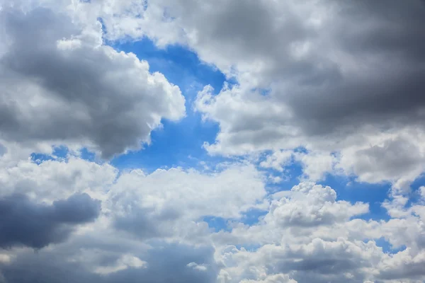 Delvist overskyet himmel - Stock-foto