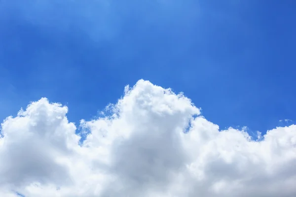 Λευκά σύννεφα στον γαλάζιο ουρανό — Φωτογραφία Αρχείου