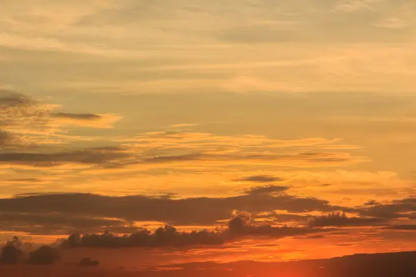 Закат с облаками небо в прекрасной драматической — стоковое фото