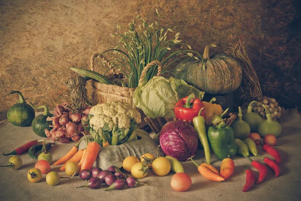 Nature morte Légumes, herbes et fruits . — Photo