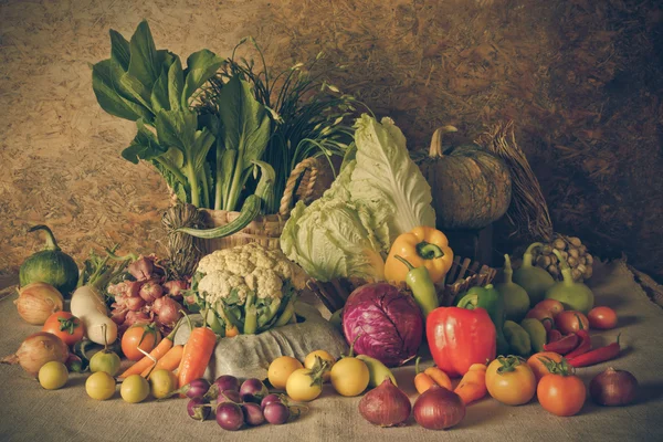 Stilleven groenten, kruiden en fruit. — Stockfoto