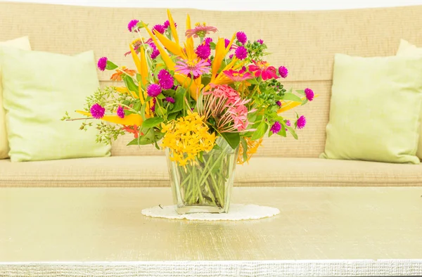 Vaso di vari tipi di fiori nel moderno soggiorno Cream — Foto Stock