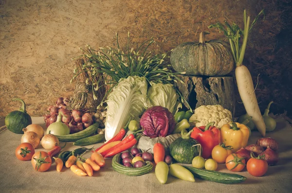 Nature morte Légumes, herbes et fruits . — Photo