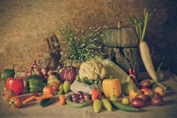 Nature morte Légumes, herbes et fruits . — Photo