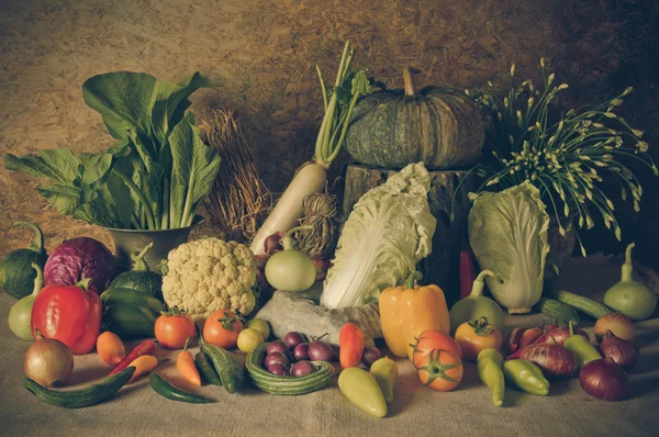 Stillleben Gemüse, Kräuter und Früchte. — Stockfoto