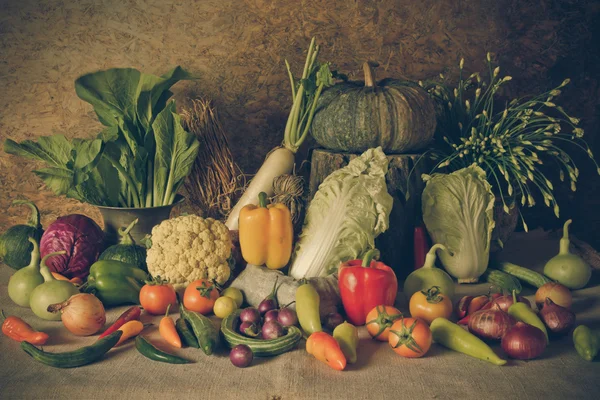 Νεκρή φύση λαχανικά, βότανα και φρούτα. — Φωτογραφία Αρχείου