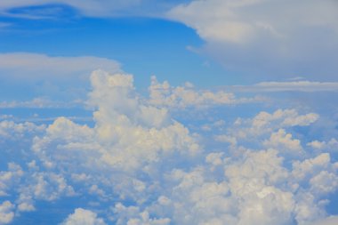 Mavi gökyüzünde beyaz bulutlar 