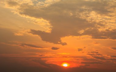 bulutlu gün batımı 