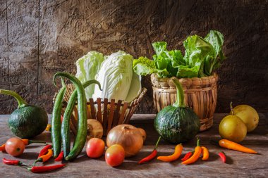 Natürmort sebzeler, otlar ve meyve maddeler olarak