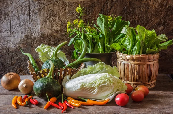 Bodegón Verduras, hierbas y frutas como ingredientes —  Fotos de Stock